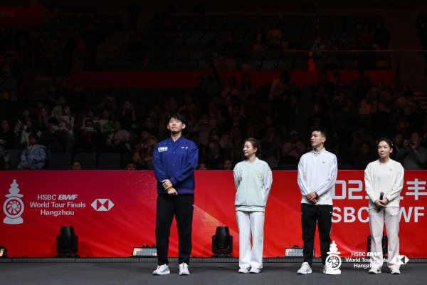 国羽四名将举行退役典礼 张军送祝贺贾一凡“飙泪”